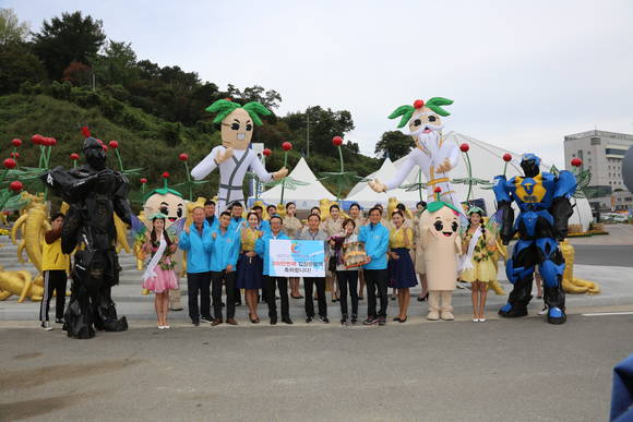 2017금산세계인삼엑스포에서 200만번째 입장 관람객과 함께 기념사진을 찍고 있다. ⓒ 충남도청