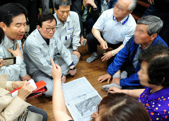 박대영 삼성중공업 사장이 지난 5월2일 경남 거제시의 한 장례식장을 찾아 타워크레인 전도 사고 희생자 유가족의 이야기를 듣고 있다. 전날 오후 2시 50분께 높이 50~60m 타워크레인(32톤)이 전도돼 근로자6명이 사망하고 20여명이 크게 다쳐 병원에서 치료중이다. ⓒ 뉴스1