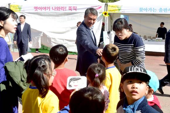 진주 북페스티벌에서 이창희 시장이 어린이들과 함께 하고 있다. ⓒ 진주시청