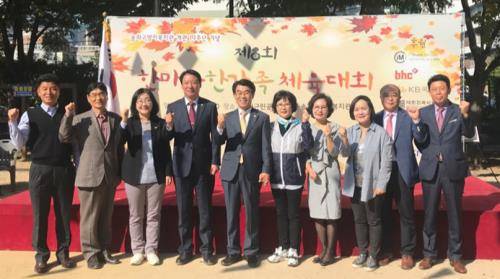 김종옥 bhc치킨 전무(오른쪽 첫 번째)가 지난 20일 송파구 방이근린공원에서 열린 '한마음 한가족 체육대회'에서 관계자들과 함께 대회를 응원하기 위해 파이팅을 외치고 있다. ⓒ bhc치킨