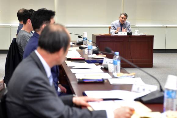 이창희 시장이 시내버스 개선단을 위촉하고 1차 회의를 진행하고 있다. ⓒ 진주시청