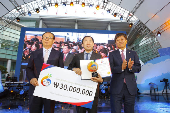 23일 오후 충청남도 금산군 금산읍 인삼광장로에서 열린 금산 세계인삼엑스포에 참석한 라승용 농촌진흥청 청장이 제5회 세계인산과학상(GinPIA)을 수상한 양덕춘(가운데) 경희대 교수에게 상장 수여 후 기념사진을 찍고 있다. ⓒ 농촌진흥청