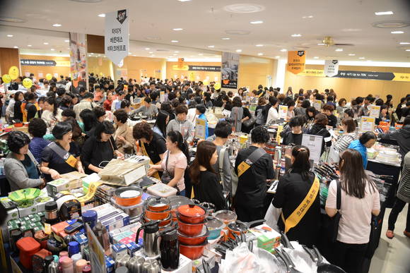 롯데백화점 부산본점이 창립 38주년을 맞아 다양한 할인이벤트를 진행한다. = 롯데백화점 부산본점