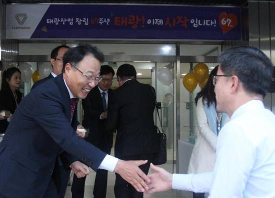 지난 24일 홍현민 태광 대표이사가 서울 중구 장충동 사옥 앞에 나와 직원들을 맞이하고 있다. ⓒ 태광산업