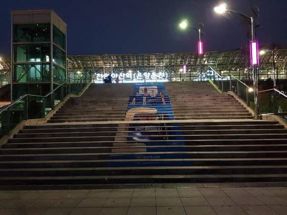 충남지방경찰청은 천안아산역 내부로 들어가는 입구 계단에 불법촬영 근절을 위한 래핑(wrapping) 홍보를 실시했다. ⓒ 충남지방경찰청