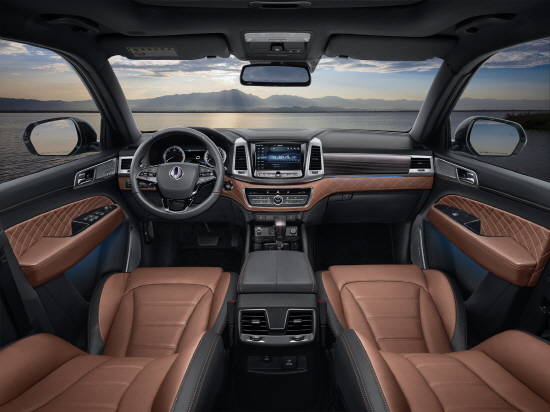 최적의 설계를 자랑하는 G4 렉스턴 실내는 동급 최대 2열 다리공간을 비롯해 넉넉한 실내공간을 확보했으며, 동급에서 유일하게 2열 탑승객을 태우고도 골프백 4개를 실을 수 있도록 제작됐다.ⓒ 쌍용자동차