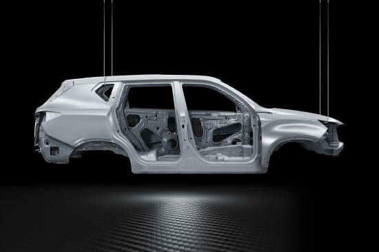 2열 사이드 및 운전석 무릎 에어백을 포함해 9에어백을 장착한 G4 렉스턴은 신규 개발한 '초고장력 쿼드프레임' 등 첨단 안전기술을 대거 적용해 최고 수준의 안전성을 확보했다. ⓒ 쌍용자동차