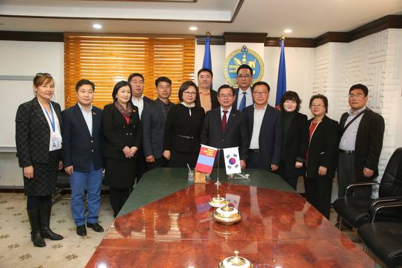 서천군은 몽골 울란바토르시 바양골구와 몽골 외국인 계절근로자 파견 프로그램에 지속으로 지원한다는 내용의 협약(MOU)를 체결했다. ⓒ 서천군청