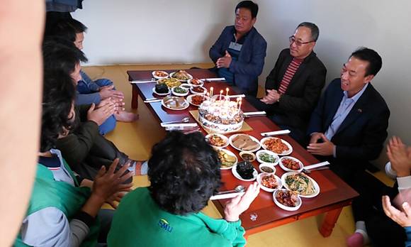 부여군 규암면 관계자들이 무의탁 어르신 생일상 차려주기 봉사활동을 하고 있다. ⓒ 부여군청