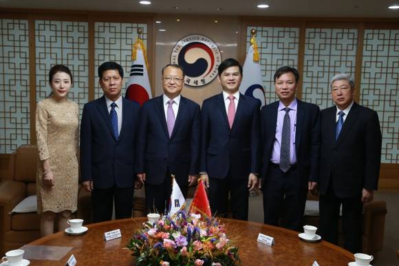 한승희 국세청장이 베트남 국세청 대표단과 환담 후 기념찰영 하고 있다. ⓒ 국세청