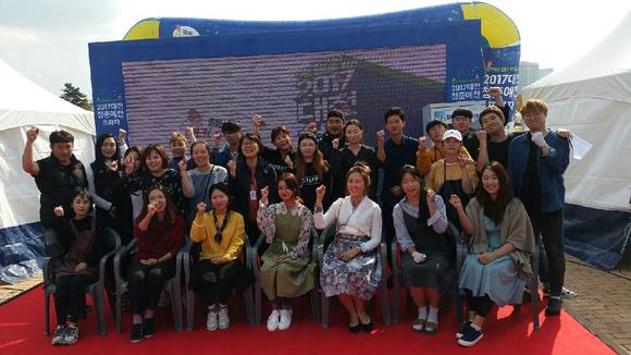 엑스포시민광장에서 열린 청춘예찬프라자에 참여한 청년창업자들과 기념사진을 찍고 있다. ⓒ 대전광역시