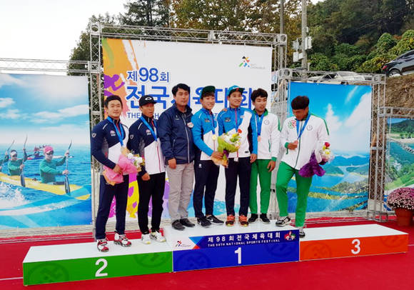 제98회 전국체육대회서 카누 남자일반 C-2 1000미터 금메달수상 장면. ⓒ 서산시청