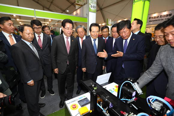 제1회 국제종자박람회 개막식에 참석한 정세균 국회의장과 김영록 장관이 함께 박람회장을 둘러보고 있다. ⓒ 농식품부