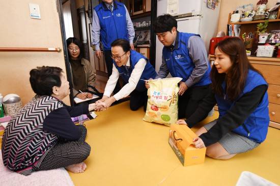 지난 25일 효성 임직원들이 마포구 내 형편이 어려운 이웃을 찾아 '사랑의 쌀'을 전달했다. ⓒ 효성