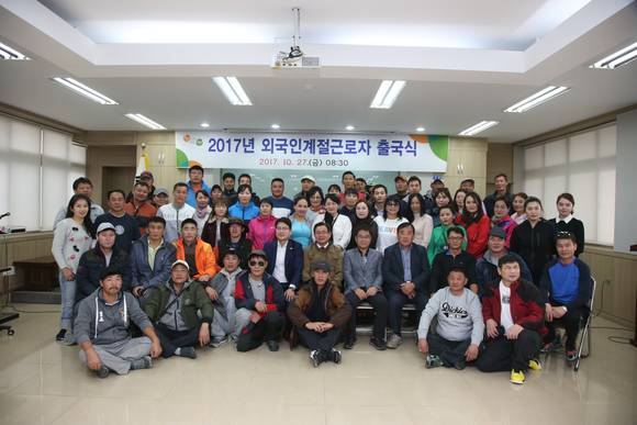 2017년 어업분야 외국인계절근로자 출국식에서 기념촬영이 이뤄지고 있다. ⓒ 서천군수