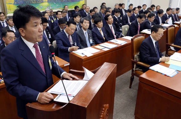 KEB하나은행 함영주 행장이 30일 국회 정무위원회 국감에 출석해 질의에 답하고 있다. ⓒ 뉴스1