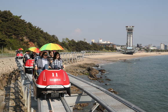 관광객들이 스카이바이크을 타고 즐거움을 만끽하고 있다. ⓒ 보령시청