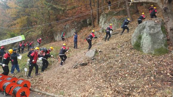 진주시 산불전문진화대원이 산불지상 진화를 펼치고 있다. ⓒ 진주시청