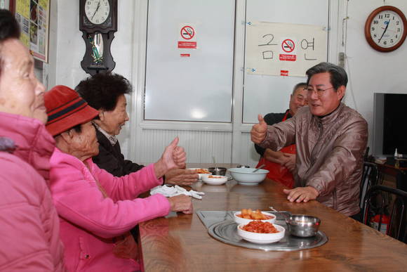 오태완 진주시장 출마 예상자가 할머니들과 이야기 꽃을 피우고 있다. = 서경수 기자