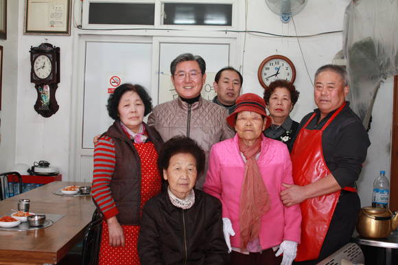 진주 상평동에서 대박 집을 운영하는 조상현 씨 부부. = 서경수 기자