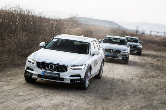 크로스 컨트리는 세단과 SUV의 장점을 결합한 볼보자동차만의 새로운 세그먼트로, 스웨디시 라이프스타일러 콘셉트의 크로스오버 모델이다. ⓒ 볼보자동차코리아