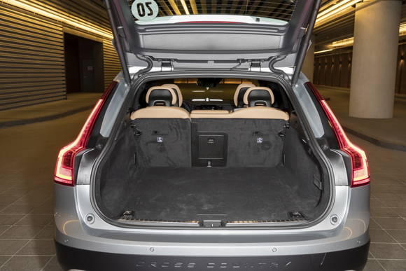 크로스 컨트리의 기본 트렁크용량은 560ℓ며, 2열 좌석을 모두 폴딩하면 최대 1526ℓ까지 증가한다. ⓒ 볼보자동차코리아