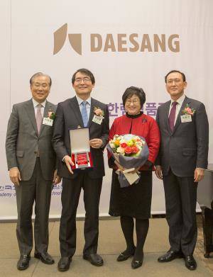 30일 서울 프레스센터에서 열린 '제3회 대상한림식품과학상 시상식'에서 이명철 한국과학기술한림원 원장, 유상렬 서울대 교수, 정홍언 대상 대표(맨 오른쪽) 등 주요 인사들이 기념 촬영을 하고 있다. ⓒ 대상