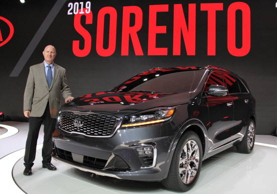 기아차가 이번 모터쇼를 통해 북미에서 첫선을 보인 '더 뉴 쏘렌토'는 기존 장점을 계승하는 동시에 주행 성능·디자인·안전 및 편의 사양 등 상품성을 강화해 최고의 경쟁력을 확보했다. 사진은 오스 헤드릭 기아차 미국판매법인 상품총괄 부사장과 더 뉴 쏘렌토. ⓒ 기아자동차