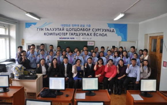 대한항공 이종수 울란바타르 지점장(앞줄 왼쪽에서 다섯 번째)과 몽골 바가노르 군갈로테 국립학교 학생들이 컴퓨터 교실 기부 행사를 가진 후 기념사진을 찍고 있어요. ⓒ 대한항공
