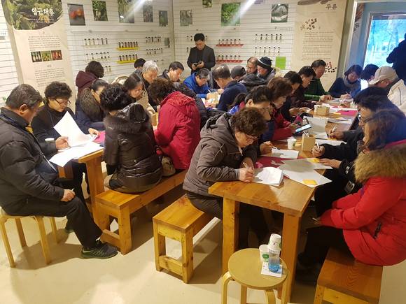 1일 숙박형 귀농·귀촌 사전교감프로그램 참가자들이 맛있는 텃밭 농장에서 미각체험을 하고 있다. ⓒ 예산군청