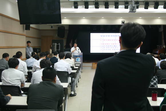 김 전 흉부외과 과장이 해당 연구와 관련해 안정성과 실효성에 대한 물음에 양광모 의학원장이 답하고 있는 모습이다. ⓒ 프라임경제