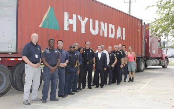 현대상선의 미국지역 본부에서 일하는 김수호 전무(왼쪽 여덟 번째)가 미국 휴스턴 지역의 태풍 피해를 입은 사람들을 구해주는 센터에 피해자들에게 필요한 물건들을 전달했어요. ⓒ 현대상선