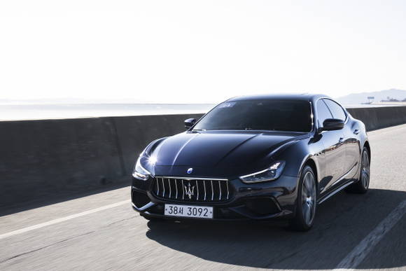 뉴 기블리는 새로운 전·후면 범퍼 디자인과 라디에이터 그릴 설계를 통해 공기역학적 효율성을 개선하고, 우아함과 역동성을 동시에 지닌 것이 특징이다. ⓒ 마세라티