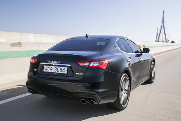 기블리는 전통적인 세타 로고를 포함한 마세라티만의 독특한 C필러 처리를 유지해 흡사 쿠페의 형태를 띠고 있다. ⓒ 마세라티