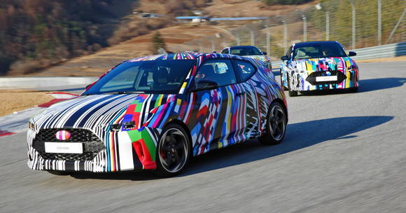 현대차는 신형 벨로스터 프리뷰 행사에서 비주얼 아티스트와의 협업을 통해 제작한 위장랩핑으로 보안을 유지했다. ⓒ 현대자동차