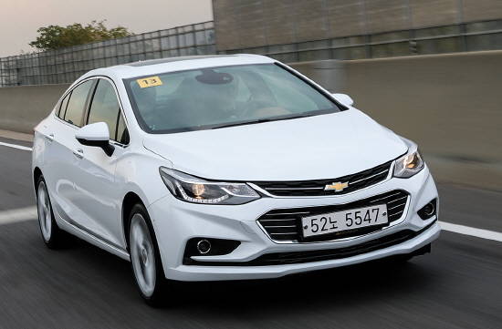 한국GM이 올초 출시한 '쉐보레 올 뉴 크루즈'는 높은 상품성에도 불구하고, 고가 논란으로 인해 저조한 판매에 그치고 있는 실정이다. 한국GM