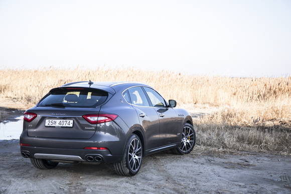 르반떼는 역동적이면서도 공기역학에 최적화된 쿠페 형태의 디자인으로 SUV모델에서 구현하기 어려운 공기저항계수 0.31을 실현했다. ⓒ 마세라티