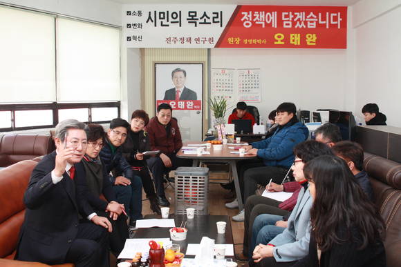 오태완 진주정책연구원장이 시민들과 진주정책에 대해 논의하고 있다. ⓒ 프라임경제