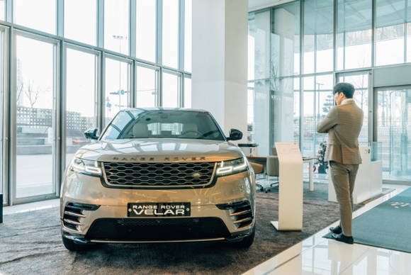 천안 갤러리아 백화점에 위치한 재규어 랜드로버 드라이빙센터를 둘러 보고 있는 고객 모습. ⓒ 재규어 랜드로버 코리아