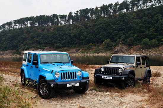 FCA 코리아는 수입차 트렌드인 '스페셜 에디션'에 맞춰 성능을 높이거나 특별한 디자인 감성을 강조한 △레콘 에디션 △윈터 에디션 △랭글러 JK 에디션 총 3종의 '랭글러 스페셜 에디션' 모델을 선보였다. 사진은 지프 랭글러 언리미티드 랭글러 JK 에디션 & 레콘 에디션. ⓒ FCA 코리아