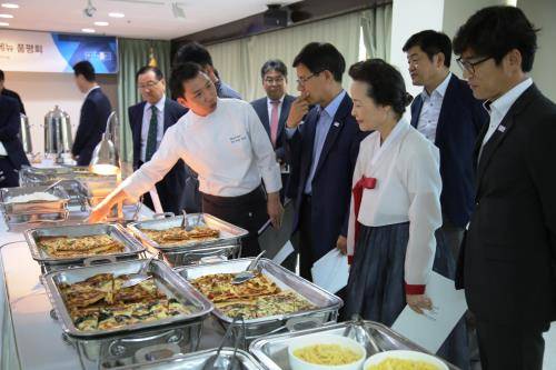 지난 9월 현대그린푸드 본사에서 평창 동계올림픽 조직위와 함께 진행한 '평창동계올림픽 케이터링 메뉴 품평회' 현장 모습. ⓒ 현대그린푸드