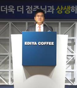 문창기 이디야커피 회장이 2일 이디야 본사 사옥에서 열린 시무식에서 2018년 신년사를 발표하고 있다. ⓒ 이디야커피