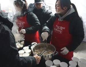 임직원들이 닭곰탕을 준비하고 있다. ⓒ 제너시스BBQ그룹