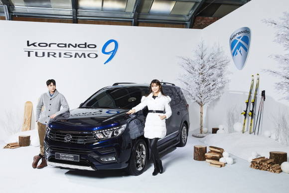 '새하얀 설원과 아틀란틱 블루 컬러의 조화를 통해 역동성을 느낄 수 있게 한 Dynamic Tourist' 콘셉트에 맞춰 2018 코란도 투리스모가 전시된 모습. ⓒ 쌍용자동차