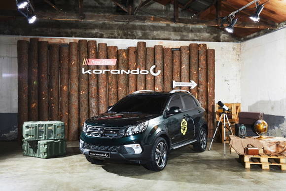 복잡한 도심을 벗어나 자유를 즐기는 Adventurous Hobby 콘셉트라 따라 코란도 C가 전시된 모습. ⓒ 쌍용자동차