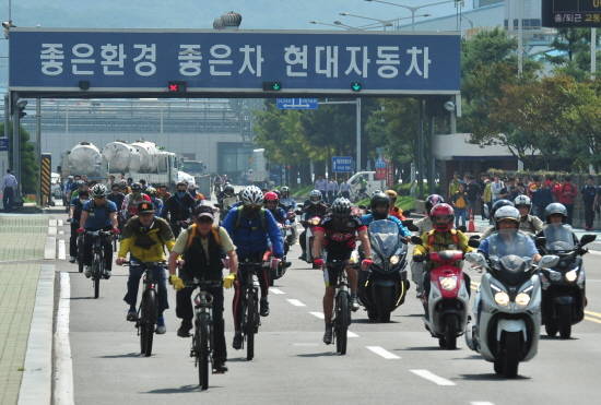 현대차 노조가 앞서 부분파업을 실시한 이후 근로자들이 평소보다 이른 시간에 퇴근하고 있는 모습. ⓒ 뉴스1