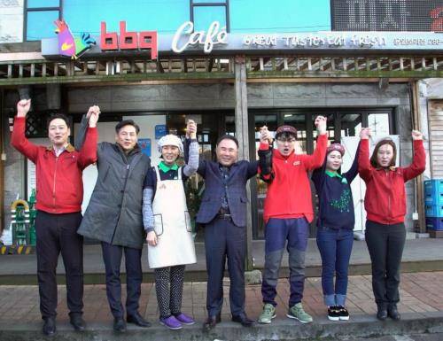 윤홍근 제너시스BBQ그룹 회장(왼쪽에서 네 번째)과 임직원들이 패밀리에 방문해 새해맞이 선물세트를 증정하고 기념사진을 촬영하고 있다. ⓒ 제너시스BBQ그룹