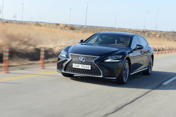 렉서스 코리아가 신형 LS 500h를 통해 프리미엄 하이브리드 플래그십이라는 새로운 세그먼트 공략에 나섰다. ⓒ 렉서스 코리아