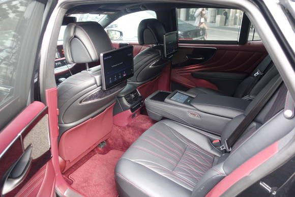 뒷좌석은 항공기의 퍼스트 클래스를 재현한 오토만 시트 등을 비롯해 '최상의 안락함'을 맛볼 수 있도록 디자인됐다. = 노병우 기자