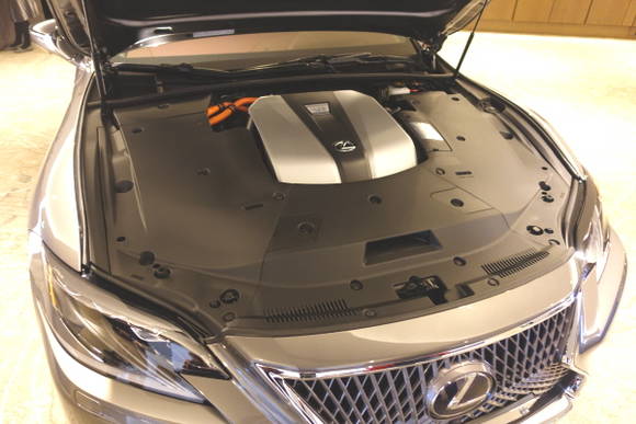 신형 LS 500h의 엔진룸. = 노병우 기자